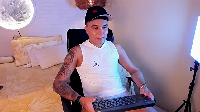 Show modela LuccaMoretti1 na web-kameri