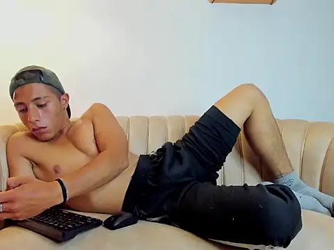 King_Sterling: διαδικτυακό σόου στην κάμερα