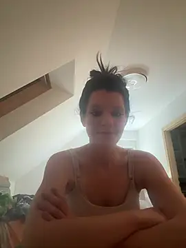 DieSuesseMartina: διαδικτυακό σόου στην κάμερα