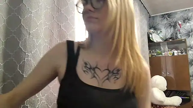 Show modela ElinDammrich na web-kameri
