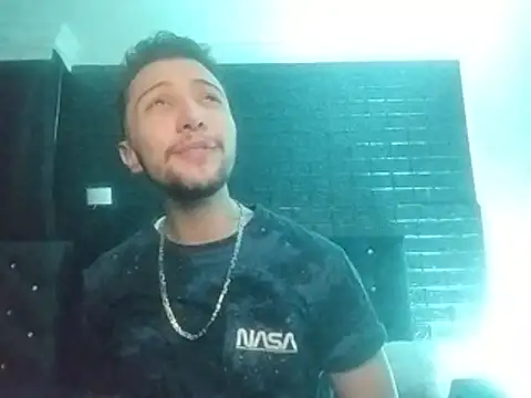 Show modela Thiag0FTM na web-kameri