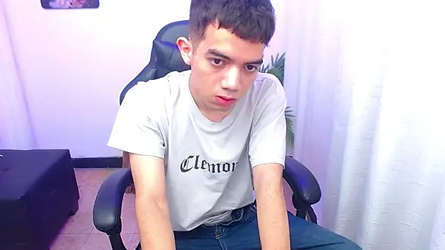 leandrocum18 webcam show