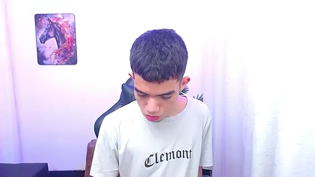 leandrocum18: διαδικτυακό σόου στην κάμερα