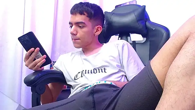 Webkamerová show leandrocum18