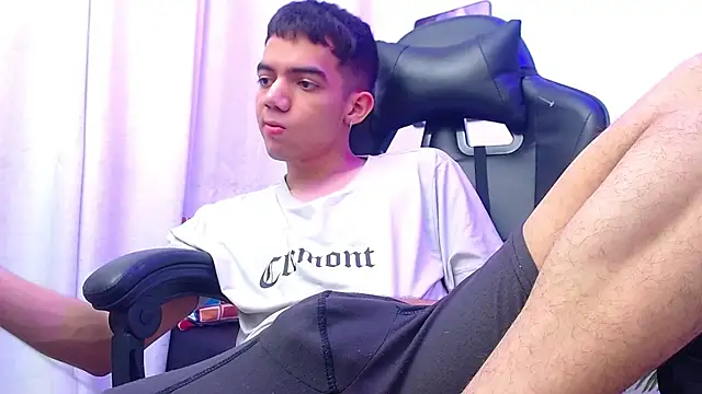 leandrocum18 webkamerás műsora