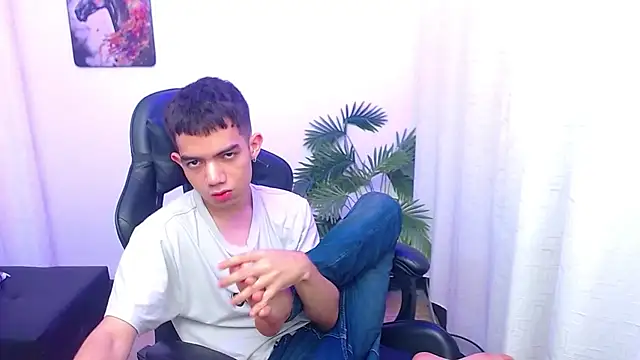 leandrocum18 Show in webcam