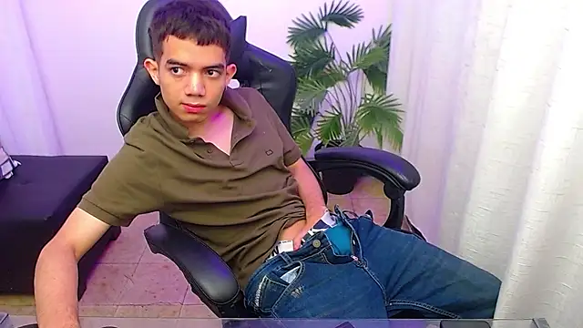 leandrocum18 webcam show