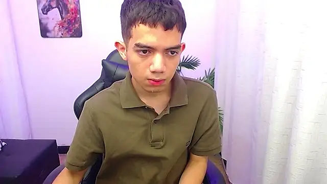 leandrocum18 Show in webcam