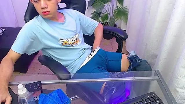 leandrocum18 Webcam Show