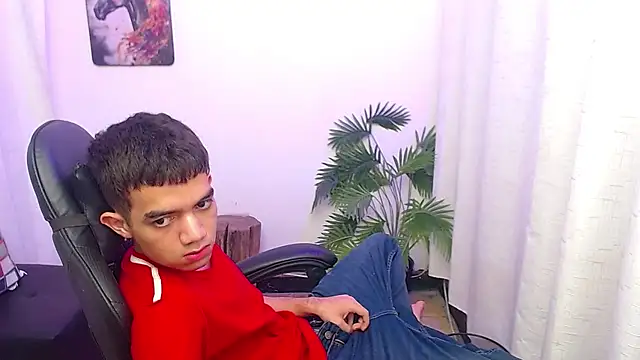 leandrocum18 Show in webcam