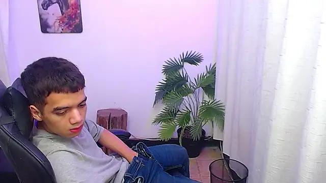 Show modela leandrocum18 na web-kameri