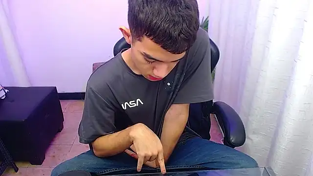 leandrocum18 webkamerás műsora