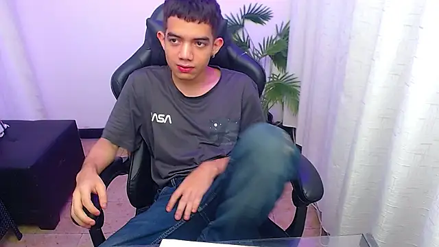 leandrocum18 – webcam-show