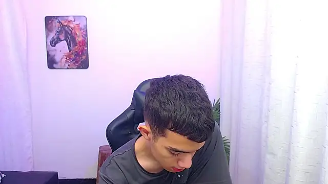 leandrocum18 Show in webcam
