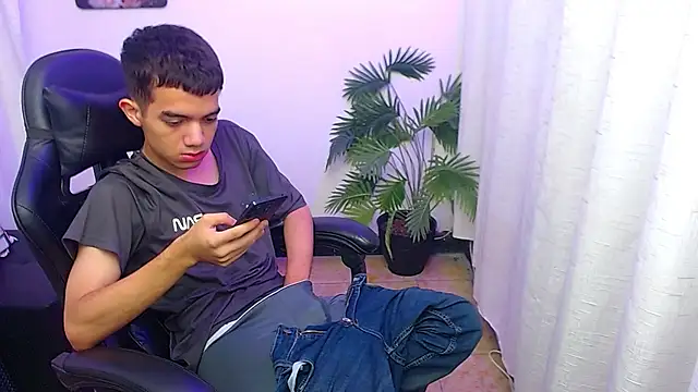leandrocum18 – webcam-show
