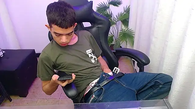 leandrocum18's Webcam Show