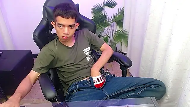leandrocum18 Show in webcam