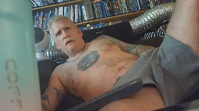 Show modela overmydadbody222 na web-kameri