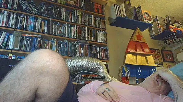 overmydadbody222: διαδικτυακό σόου στην κάμερα