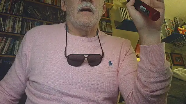 overmydadbody222: διαδικτυακό σόου στην κάμερα