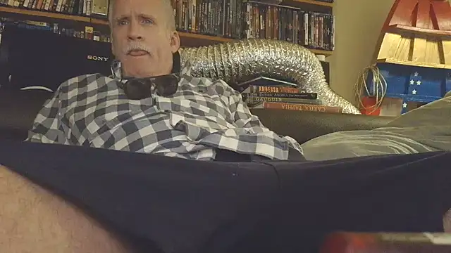 overmydadbody222 Show in webcam