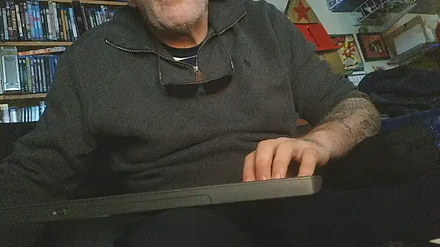 overmydadbody222's Webcam Show