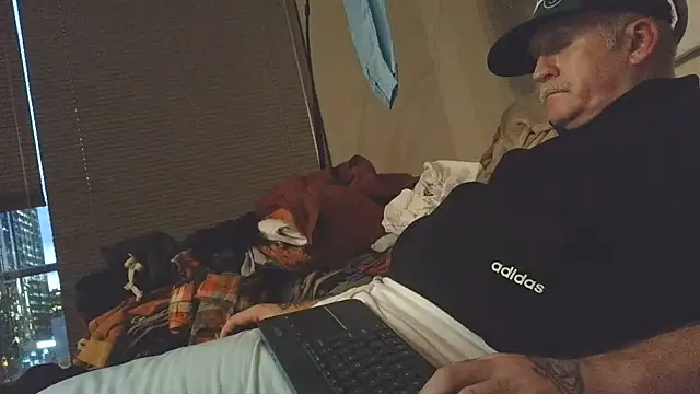 overmydadbody222 webkamerás műsora