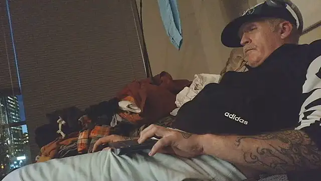 overmydadbody222 Show in webcam