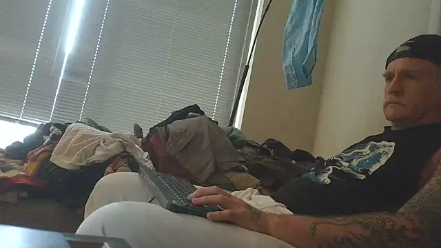 overmydadbody222 Show Webcam