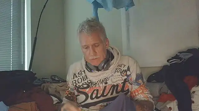 Show modela overmydadbody222 na web-kameri