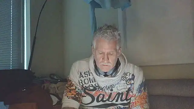Show modela overmydadbody222 na web-kameri