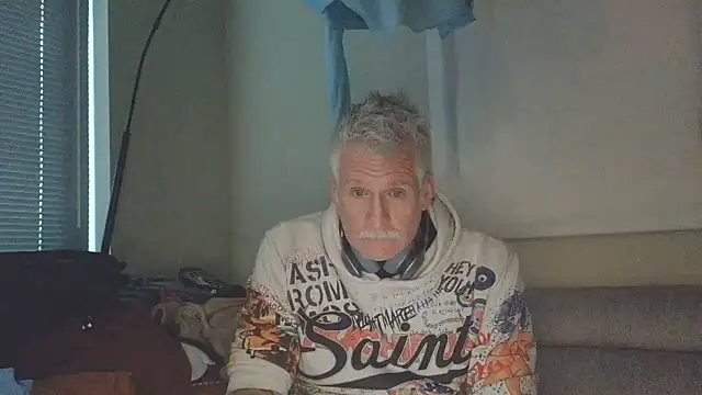 Show modela overmydadbody222 na web-kameri