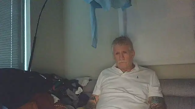 overmydadbody222's Webcam Show