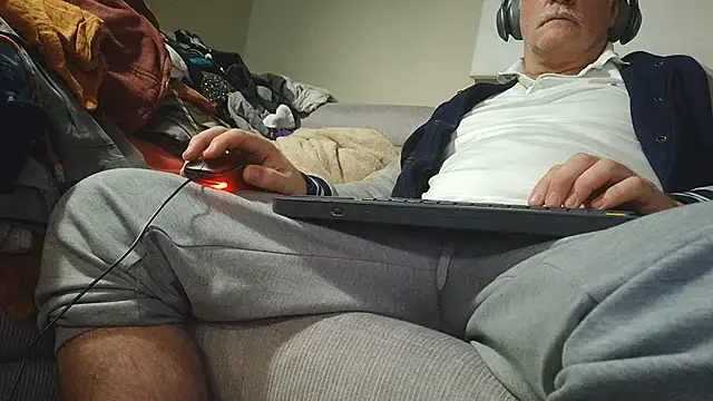 overmydadbody222 Show in webcam