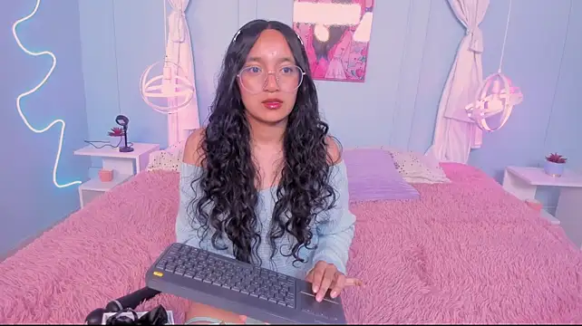 Emily_Blussh Show in webcam