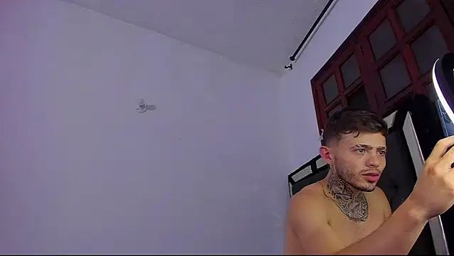 zeus_eddy: διαδικτυακό σόου στην κάμερα