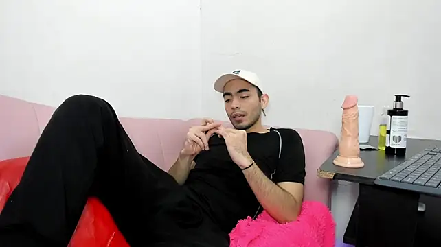Show modela Pollenboyxxx na web-kameri