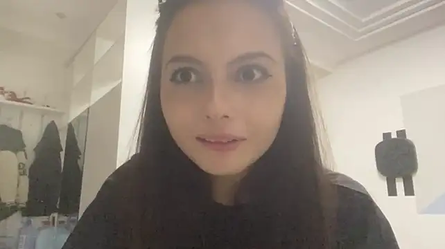 LuellaSerpas Show in webcam
