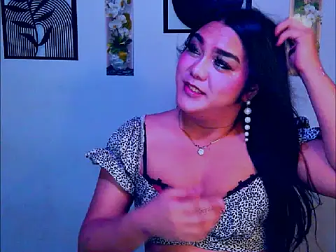 OMG_TsHugeCOCK Show in webcam