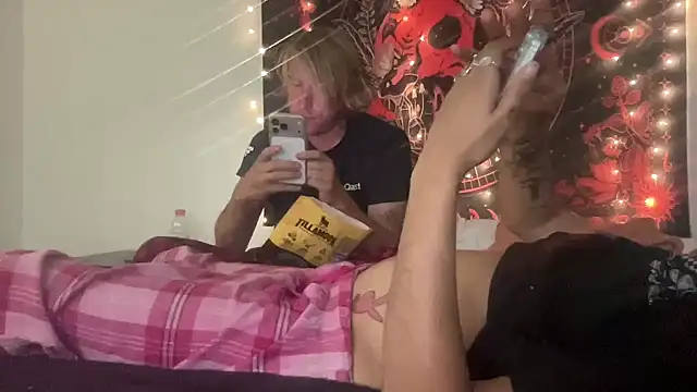 NikkiAndJohnny777 Webcam Show