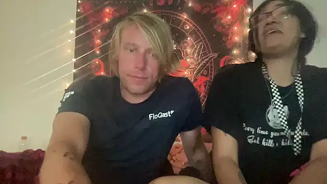 NikkiAndJohnny777's Webcam Show