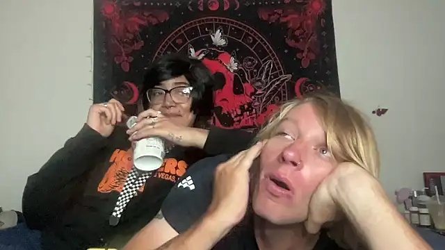 NikkiAndJohnny777's Webcam Show