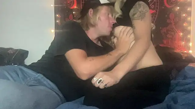 NikkiAndJohnny777's Webcam Show