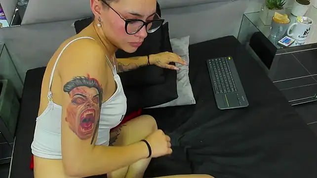 Show modela EmmaRaven na web-kameri
