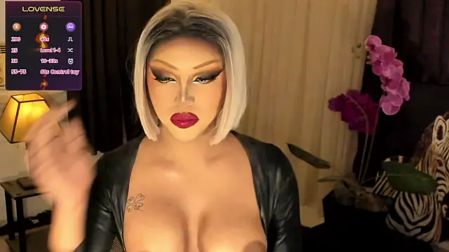 YOUR_LOVE_GLAMOURn Webbikameraesitys