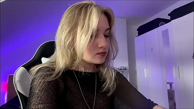 Show modela KhloeBlondie na web-kameri