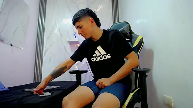Show modela Funnyboyy_ na web-kameri