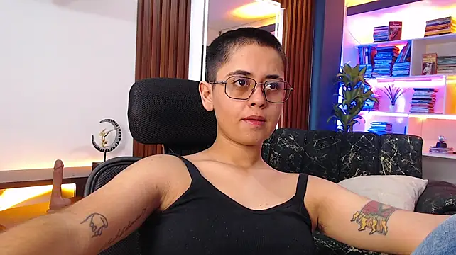 sara_foox1 Show in webcam