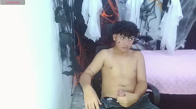 Show modela ThiagoVip na web-kameri