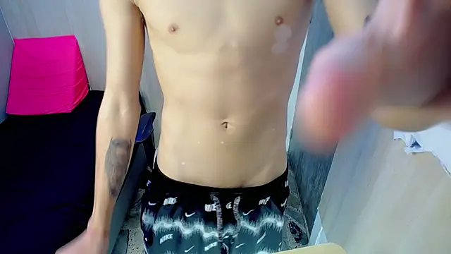 הופעת וובקאם של hot_atheltee